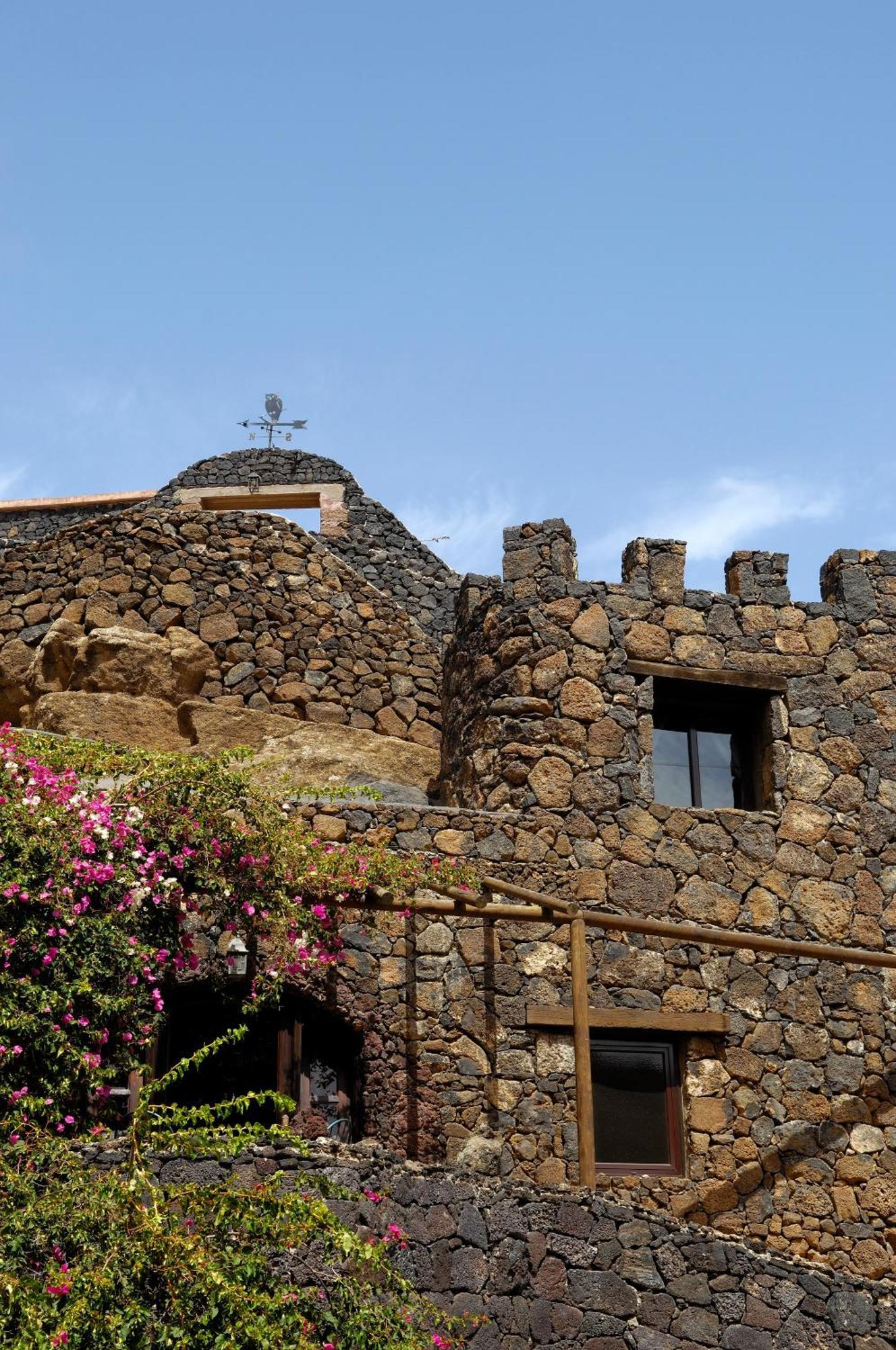 Castillo Lanzarote Villa Sophie - Luxury Villa -Sleep In A Volcanic Cave With Heated Pool Тиас Экстерьер фото