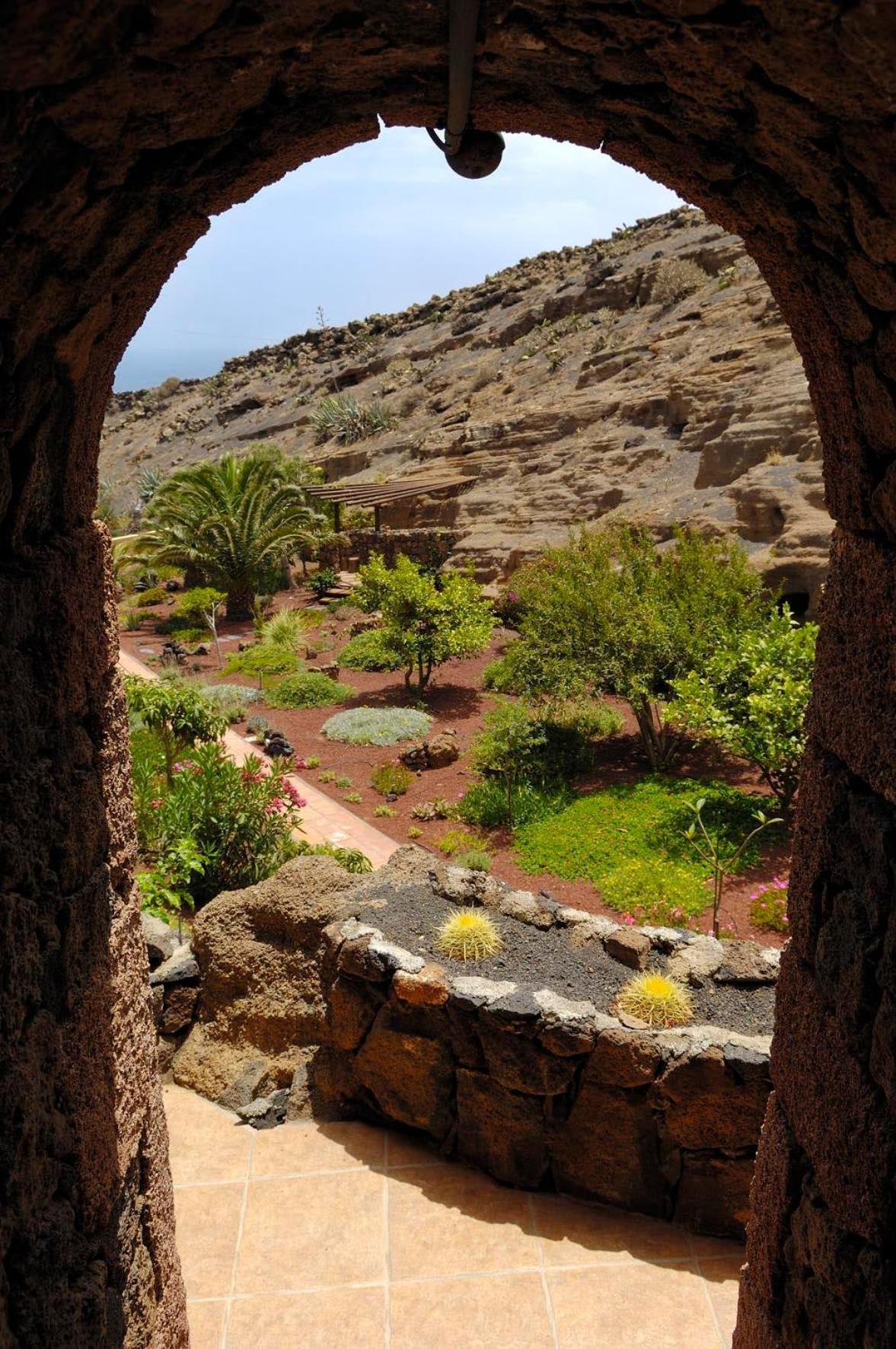 Castillo Lanzarote Villa Sophie - Luxury Villa -Sleep In A Volcanic Cave With Heated Pool Тиас Экстерьер фото